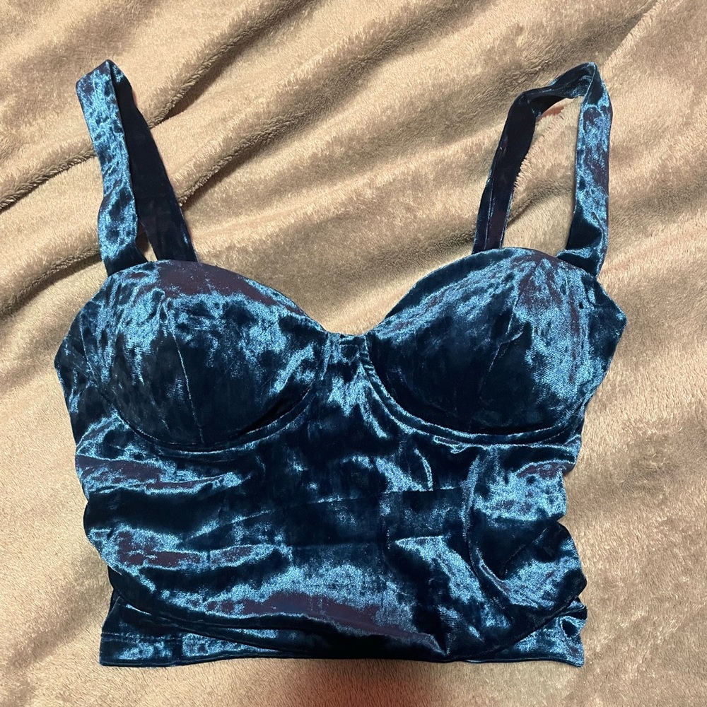 medium, blue, crop top, velvet, stretches and has bra padding
